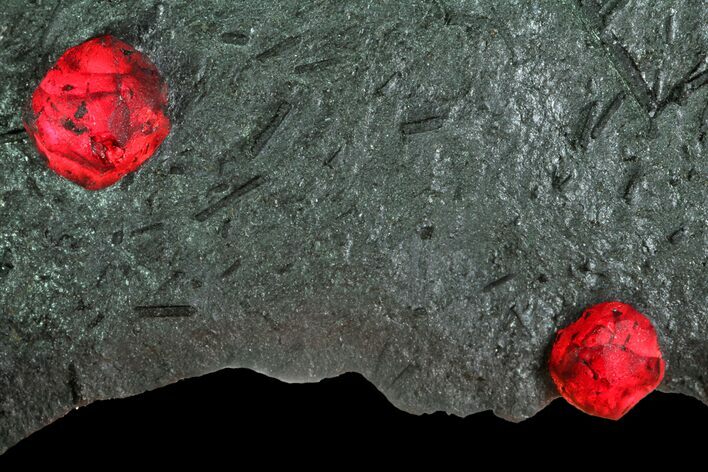 Plate Of Red Embers Garnets in Graphite - Massachusetts #114139